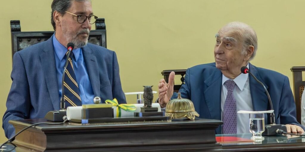 Ex-presidente do Uruguai é eleito sócio correspondente da ABL Ex-presidente do Uruguai é eleito sócio correspondente da ABL